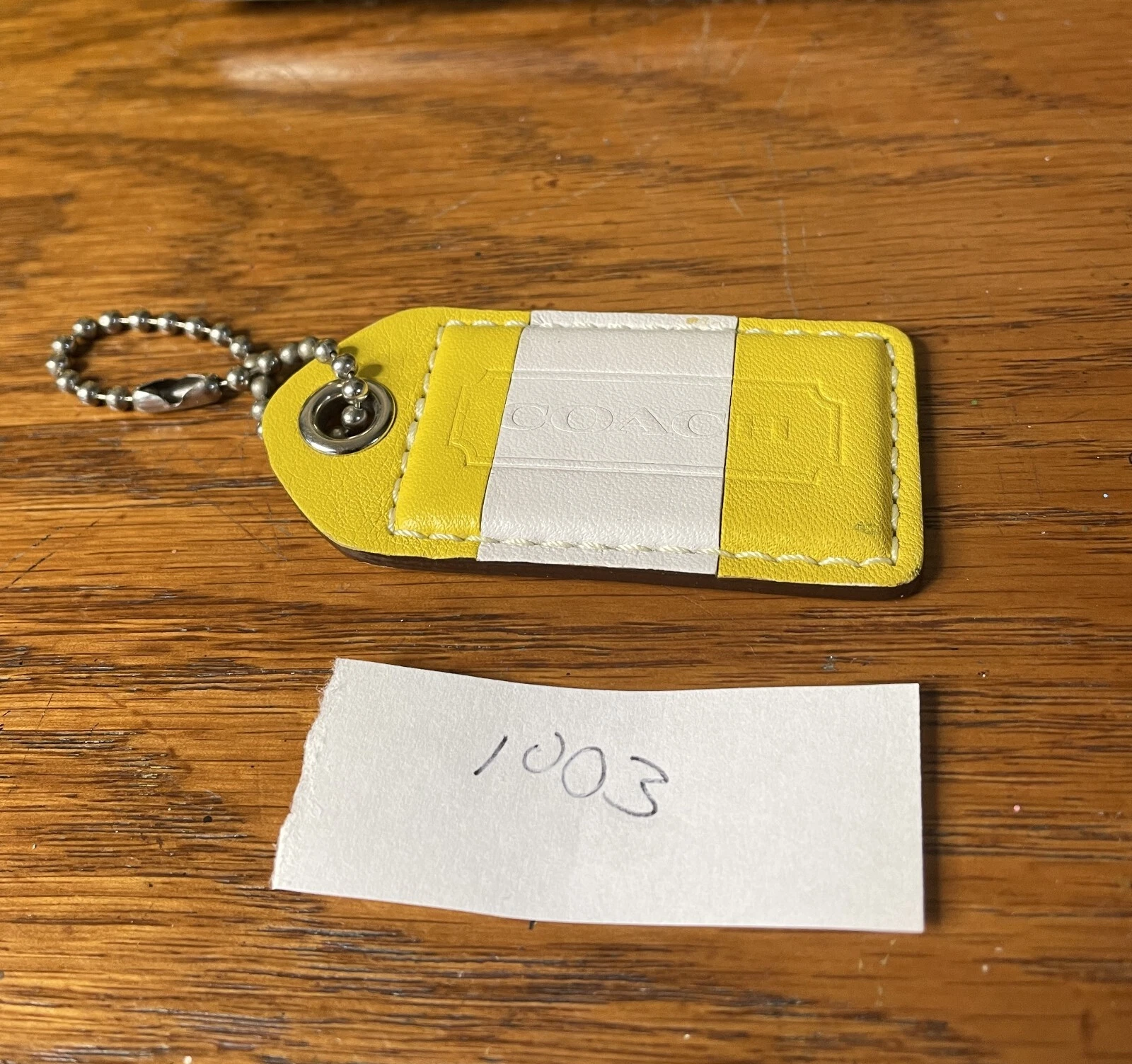 CIONDOLO COACH 3" GIALLO BIANCO STRISCIA PELLE LISCIA CARTELLINO DA APPENDERE PORTACHIAVI