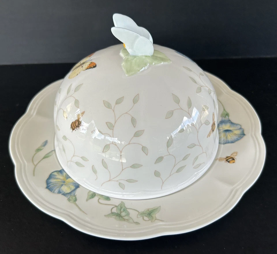 Plato de queso mantequilla cubierto redondo Lenox Butterfly Meadow con tapa Foto 3 de 4