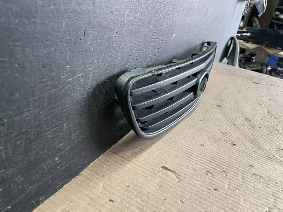 2002 2003 2004 Infiniti I35 Sedan Front Upper Grill Grille Oem J3534 DG - Image 3 of 4