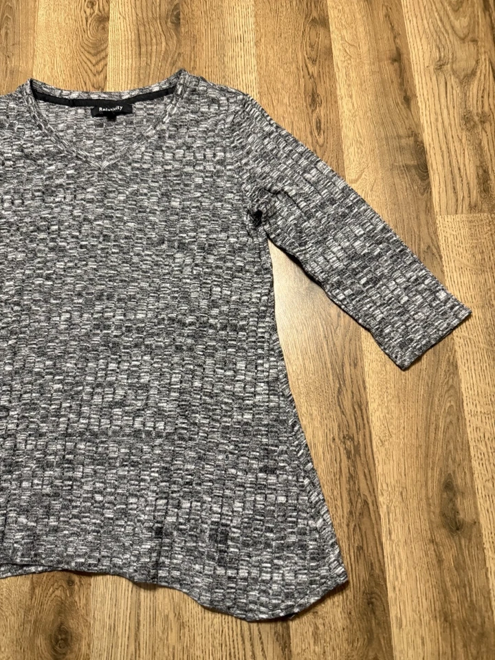 Camisa Relativity, Mujer Talla Mediana, Gris, Cuello en V, Camisa Manga 3/4 Foto 4 de 4