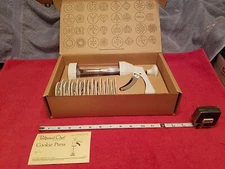 The Pampered Chef 1525 Cookie Press with 16 Discs White New