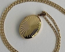 Vintage 9CT Gold Back & Front Oval Locket Pendant &Chain. 6.94g.