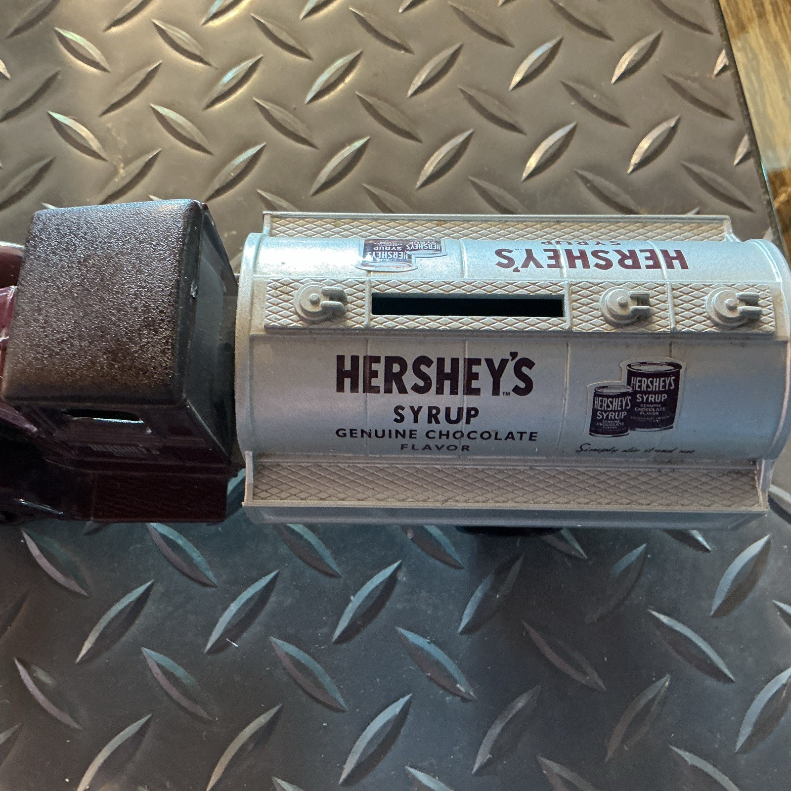 ERTL 1931 HAWKEYE HERSHEY'S SYRUP TANKER TRUCK 1:34 SCALE DIE CAST BANK