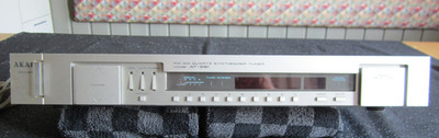 AKAI   AT  561    FM AM    QUARTZ    SYNTHESIZER     HIFI   TUNER