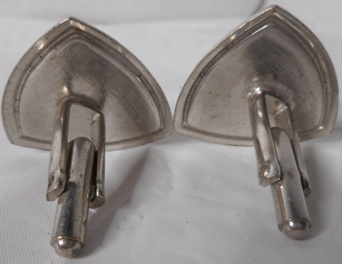 Detailed Fish Triangular Shape Bullet Back Silver… - image 4