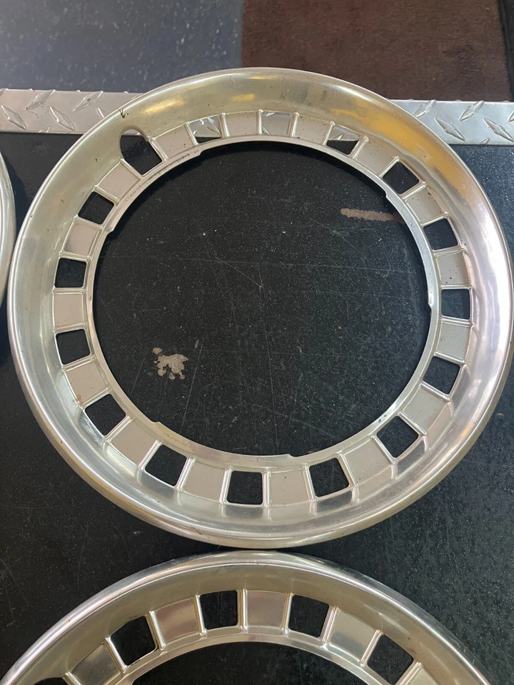 Tapacubos de aluminio para platos para perros Chevy Chevette OEM 1976-80 Foto 3 de 4