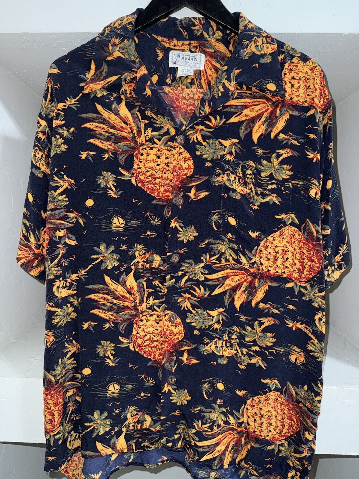 Vintage Avanti Hawaiin 100% Silk Pineapple Hut Sz M Button Down Shirt.