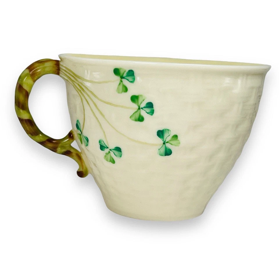 Taza de té y platillo de porcelana fina Belleek Shamrock Basketweave 5th Mark (1955-1965) Foto 3 de 4
