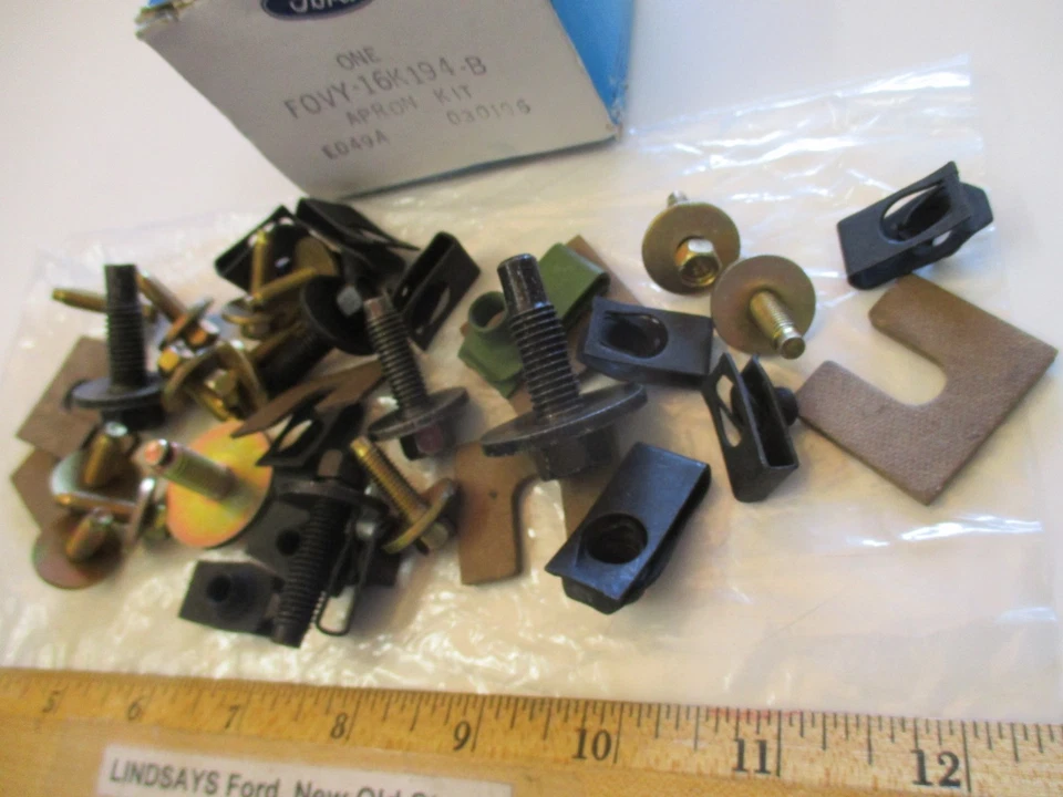 FORD 1990/1991 LINCOLN TOWN CAR "KIT DELANTAL" GUARDABARROS, RETENCIÓN, NOS F0VY-16K194-B Foto 3 de 4