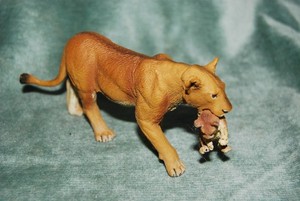 Safari Ltd LIONESS WITH CUB Female Lion African Wildlife Animal Figure 2007