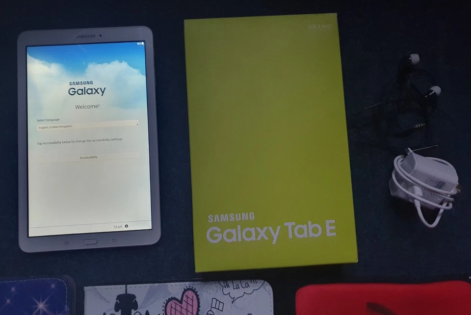 samsung galaxy tab E (white) with accessories, photo 2 of 5