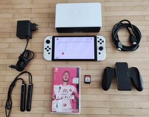 Nintendo Switch OLED Konsole Display wie Neu kaum genutzt + Spiel Fussball Spiel
