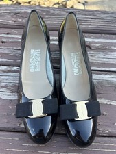 Salvatore Ferragamo VARA Black Patent Leather Pumps Vara Bow size 7.5 2A