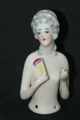QUALITÄT DEUTSCHE 20er JAHRE NACKTE DAME ANSTECKNADEL HALF DOLL MIT FÄCHER EINGEPRÄGTE MARKE 10851