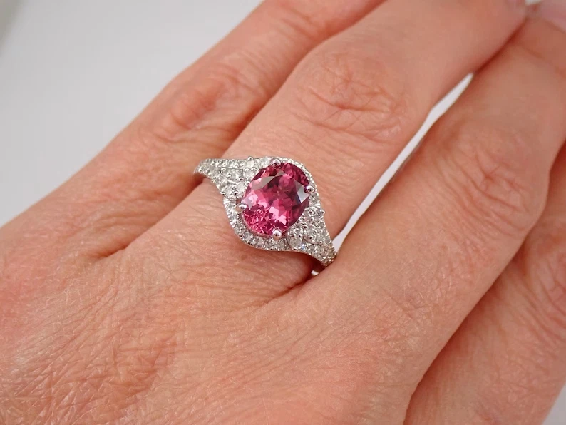 Anillo de compromiso solitario de turmalina ovalado de 2,1 quilates enchapado en oro blanco de 14 KW Foto 3 de 4