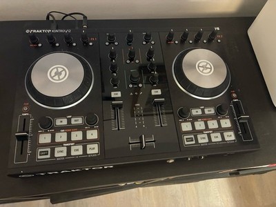 Native Instruments TRAKTOR KONTROL S2 2-Deck Controller - Schwarz