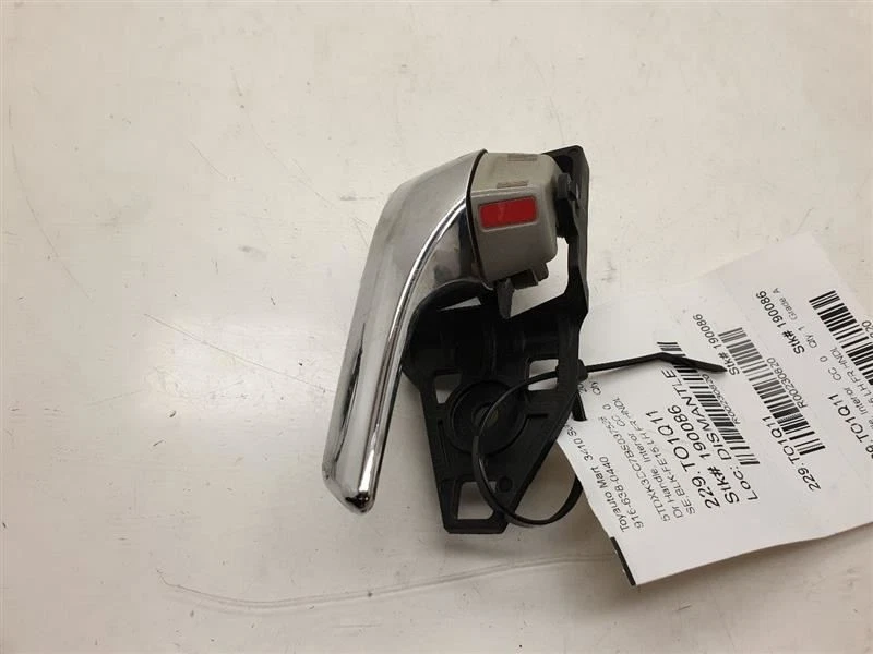 Toyota Sienna SE 2011 montaje de manija de puerta interior delantera lado del conductor  Foto 4 de 4