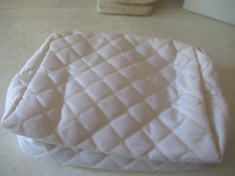 Bolsa cosmética pequena Trish McEvoy branca acolchoada com zíper nova sem etiquetas - Imagem 2 de 4