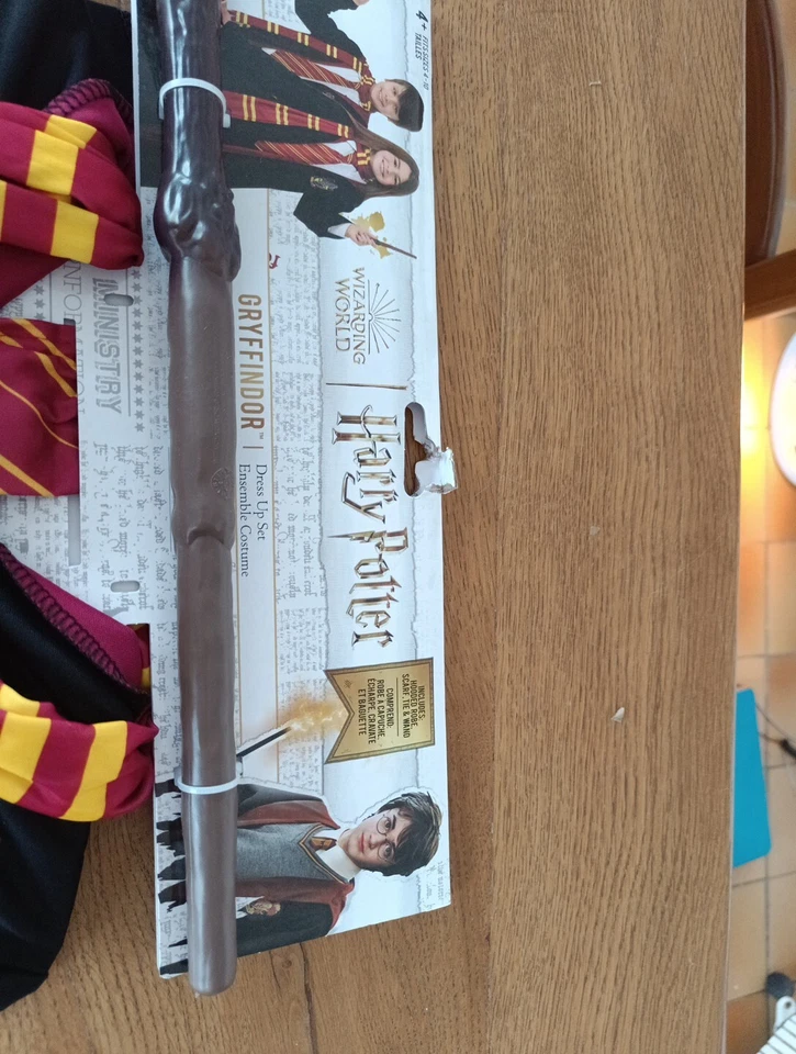 ENSEMBLE COSTUME DRESS UP SET HARRY POTTER GRYFFINDOR ROBE BAGUETTE ÉCHARPE  - Photo 4/4