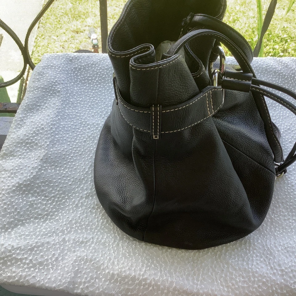 Bolso de hombro Fossil de cuero negro con cordón Foto 3 de 4