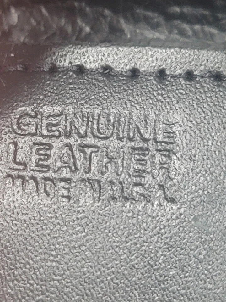 Cartera con cadena CUERO CALIENTE 4 pulgadas cuero triple pliegue “STUDDED” Hecha en EE. UU. Foto 3 de 4