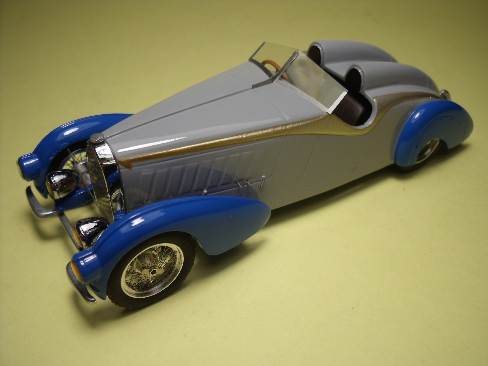 Maquette Bugatti 57 Spad 1935 Version 2 à monter au 1/43 pour exposition en vitrine de collection