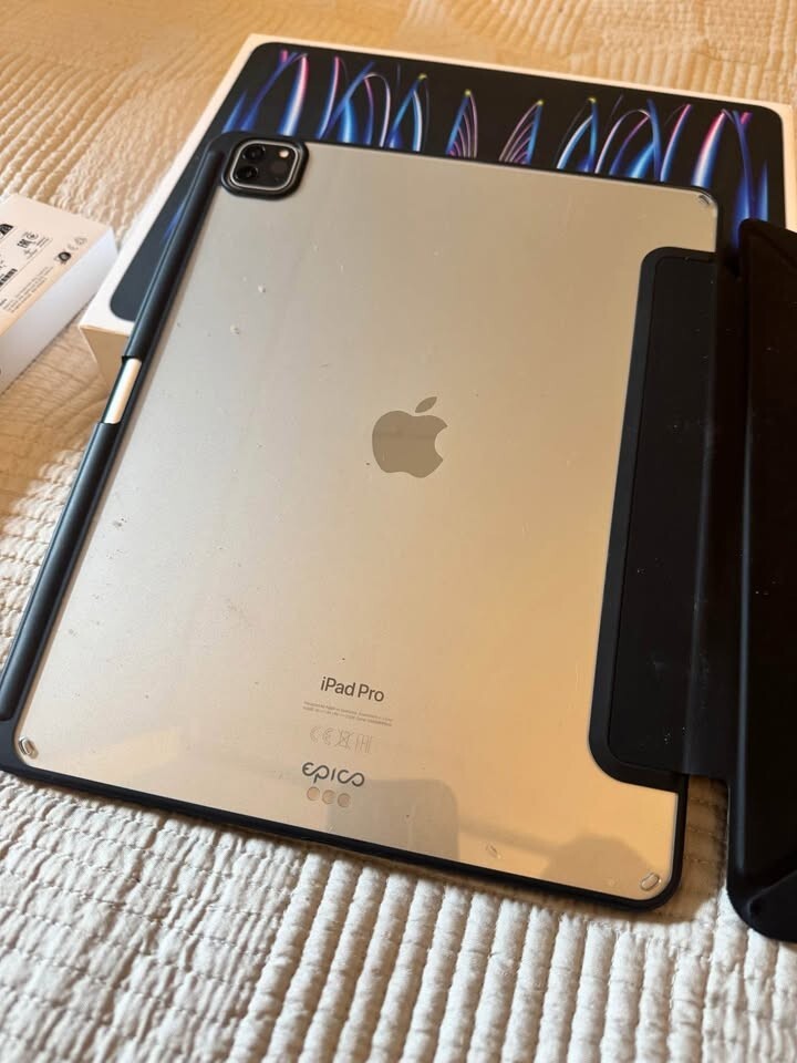 Apple Ipad pro 12.9 6th gen 128gb wifi + Apple Pencil 2nd Gen