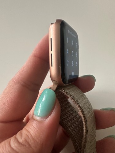 Apple Watch SE GPS 40mm, 88% BH Rose Gold Case & Starlight Strap *A-GRADE* - Picture 5 of 10