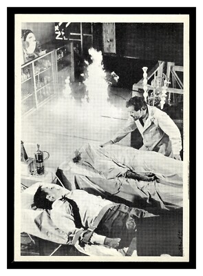 1965 TOPPS MAN FROM U.N.C.L.E #37 SCIENTIST 2 BODIES TABLE HIGH GRADE CENTERED