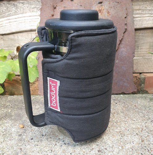 Bodum French Press - Caffetteria da 1 Litro - Con Giacca Isolante Avvolgente Accogliente