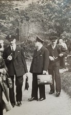 Beamte stehen an Männer in Uniform Postbeamte Reichsbahn Polizisten ? Foto