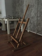 Cavalletto per quadri, cornici e pittori