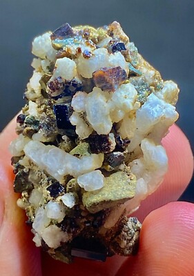 80 Karat natürlicher abgeschlossener Vesuvianit Granat mit Albit Kristall Exe...
