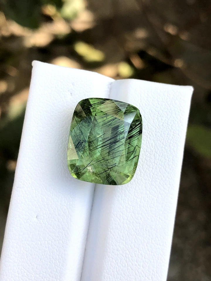 Peridoto natural certificado de 18,98 quilates con inclusión de ludicita piedra preciosa tallada cojín Foto 4 de 4