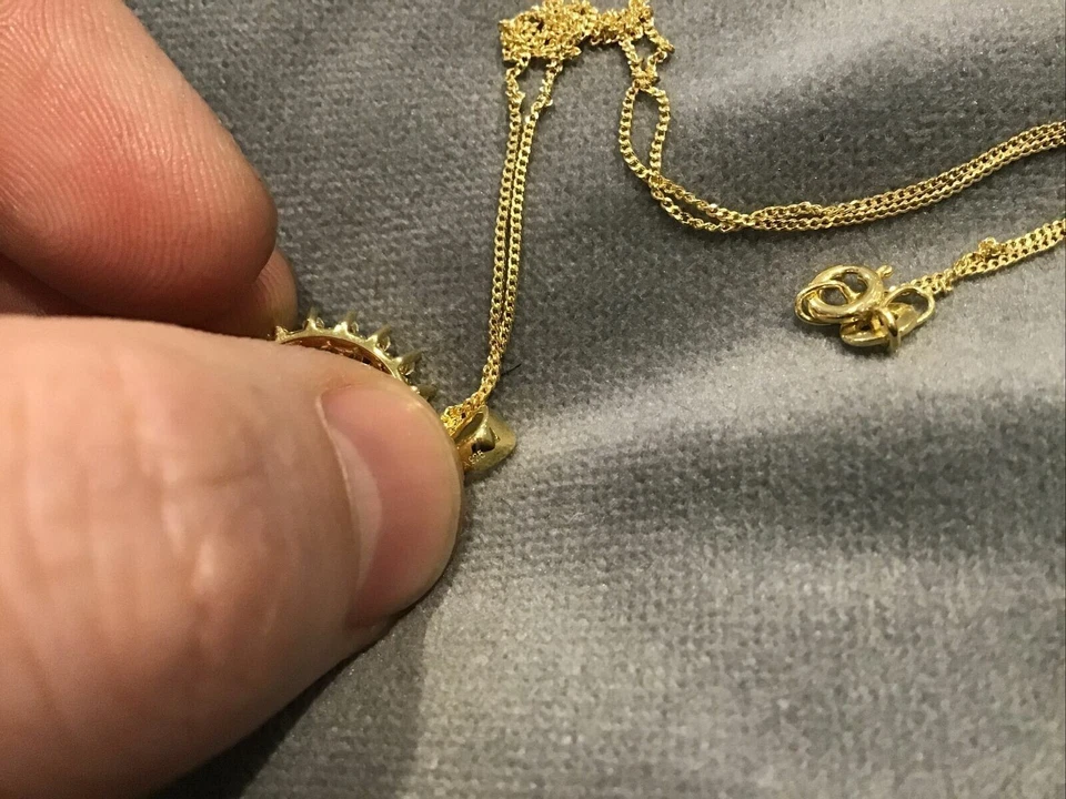 1CT Imitación Diamante Brillante Corte Sol Colgante Collar 9k Oro Amarillo Baño - Imagen 4 de 4