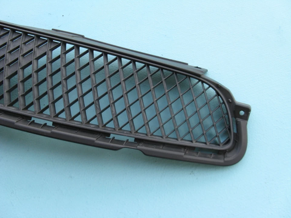 09 10 11 12 MITSUBISHI ECLIPSE ПЕРЕДНИЙ БАМПЕР КРЫШКА ВЕРХНЕЙ РЕШЕТКИ ЛОГОТИП Б/У OEM - Изображение 4 из 4