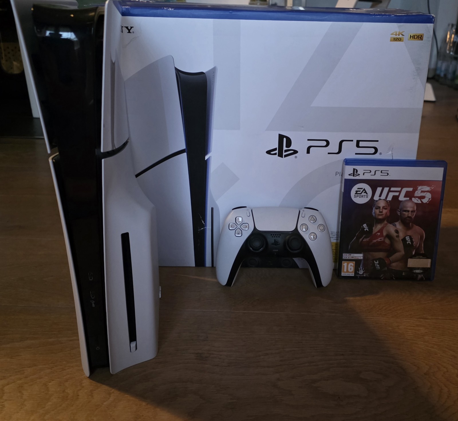 PlayStation 5 Slim PS5 Disc Edition con lettore Blu-ray + Controller + UFC 5
