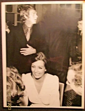 STEVE McQUEEN: (CANDID VINTAGE PRESS PHOTO) CLASSIC McQUEEN