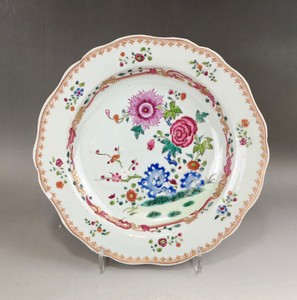 A beautiful Chinese 18C famille rose plate-Qianlong
