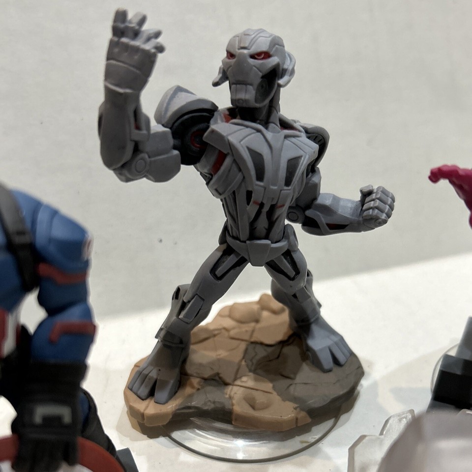 Disney Infinity 3.0 Civil War Lot of 4 MARVEL Figurines & Playset