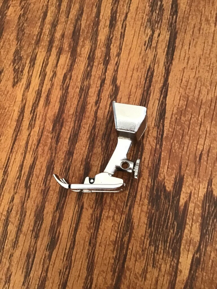 Pie genuino BERNINA #3- Pie ojal (estilo antiguo) Foto 2 de 2