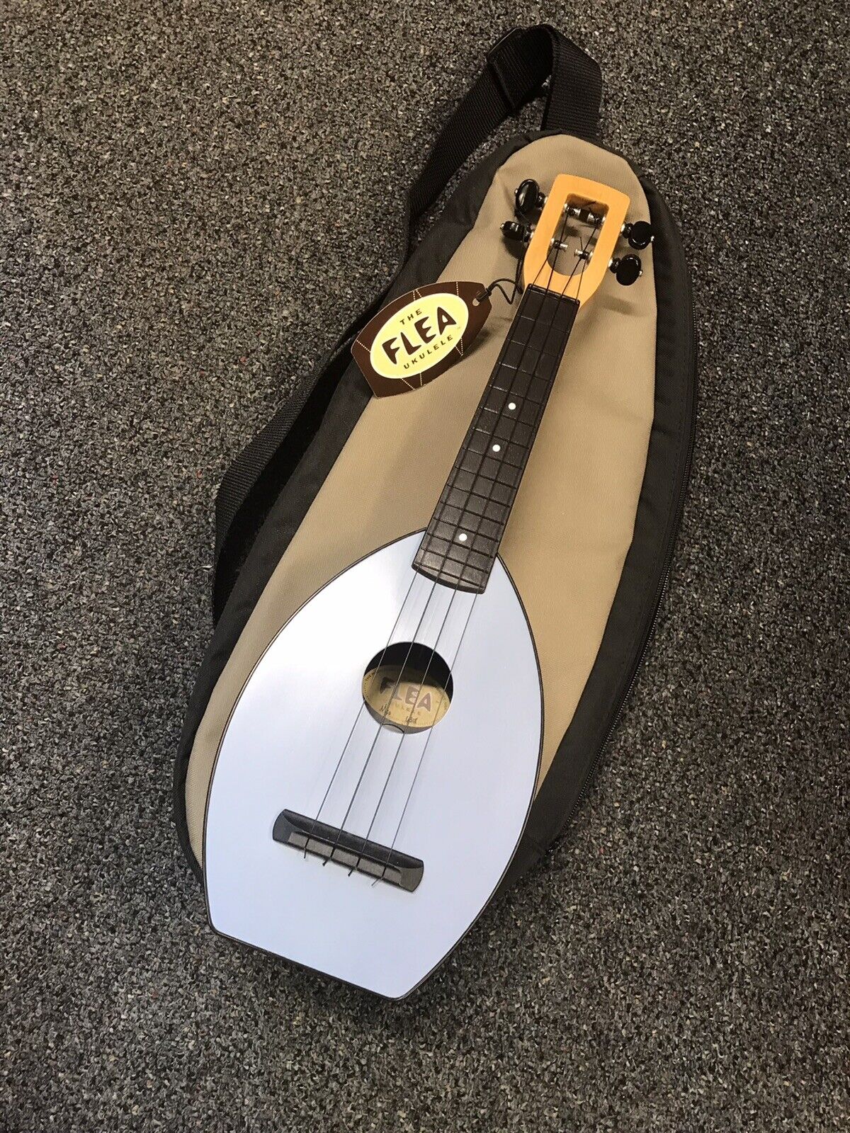 Magic fluke M30 flea ( Soprano ) ukulele in white/light blue excellent with case