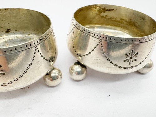 ANTIQUE / VINTAGE PAIR OF SILVERPLATE FOOTED SALTS CELLARS MUSTARD POTS TABLE - Picture 4 of 9