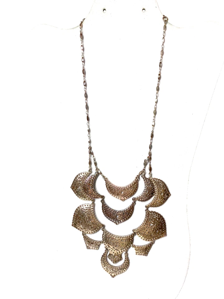 Collar de metal de encaje perforado plateado Stella & Dot declaración de 20" de largo Foto 3 de 4