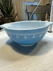 Vintage Pyrex Snowflake mixing bowl.       1.  1/2 Quart #442