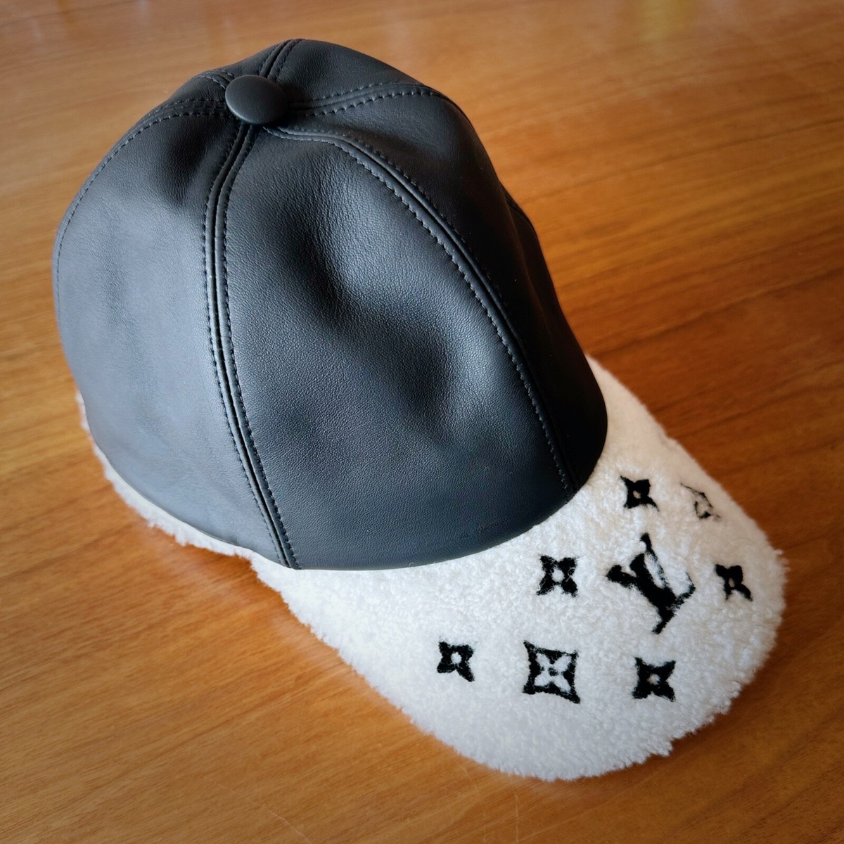 Louis Vuitton Shearling Visor Cap Black White Louis Vuitton Calfskin Shearling Monogram Cap L Black  main image 4