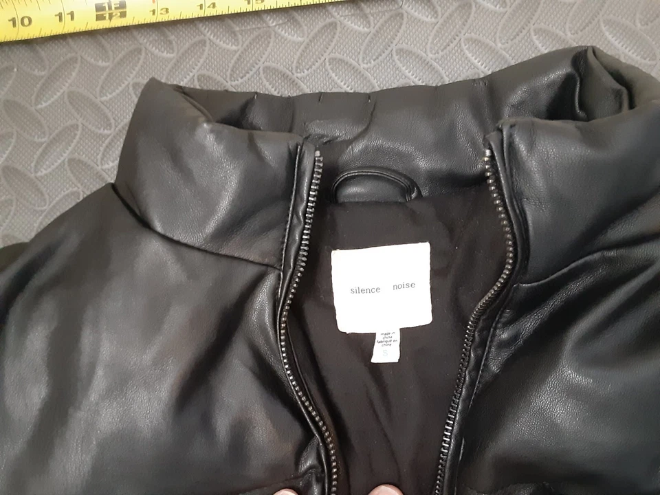 Chaqueta acolchada negra Urban Outfitters Silence + Noise para mujer talla pequeña #S111 Foto 4 de 4
