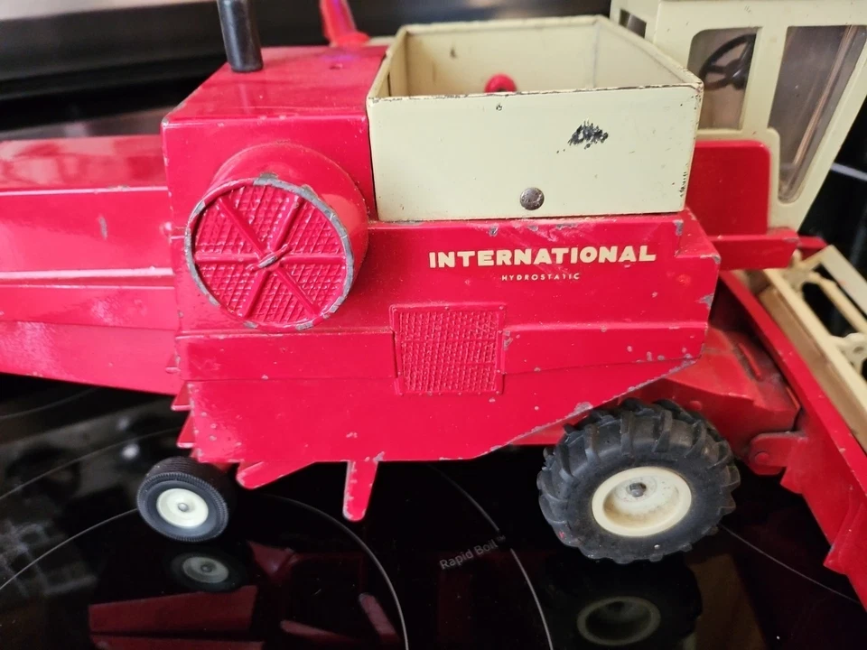 Vintage 1984 Ertl International 915 Combine Tractor 1/20 - Image 2 of 4