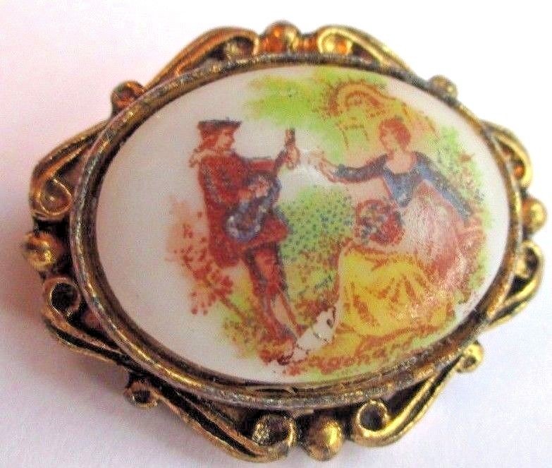 Broche Vintage En Camée Doré - Scène Galante Ancienne, Bijou élégant Et Rétro - Parfait Pour Customiser Une Veste Ou Un Chapeau - Réf 3469