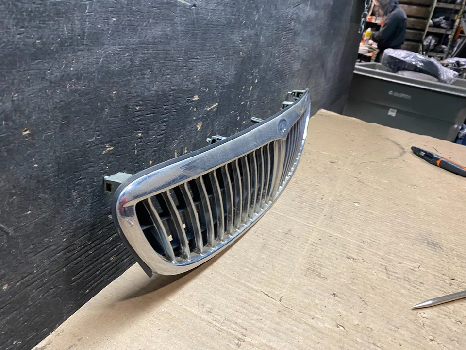 2000 to 2001 Infiniti i30 Front Upper Grill Grille OEM OEM u6421 DG - Image 3 of 4